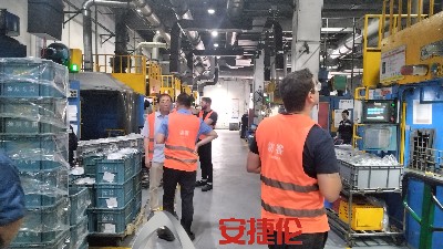 大連、巴西、台灣客（kè）戶參觀安捷倫橡膠（jiāo）減震自動噴膠機